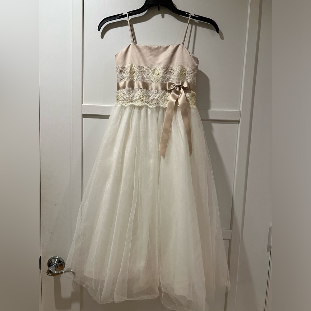 NWOT David’s Bridal Girl’s Lace Formal Dress 6